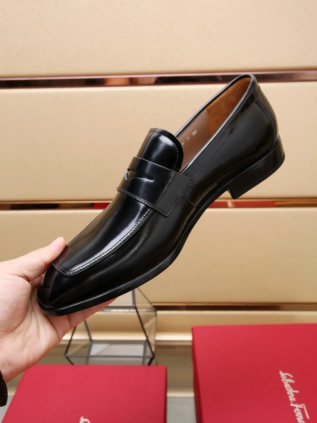Factory P620💰🔥《Ferragamo》👏Latest•High-end top brand luxury~purchasing agent, top~quality. New fashionable business men's shoes🔜The uppers are made of original open-edge beaded cowhide➕cowhide·lining, with fine workmanship. The original stylish and soft combination wear-resistant and non-slip outsole is light and comfortable on the feet. The real thing looks better in real life. Size: 38/44